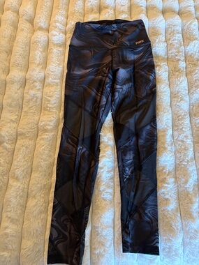 PINK Black Swirl Performance Leggings